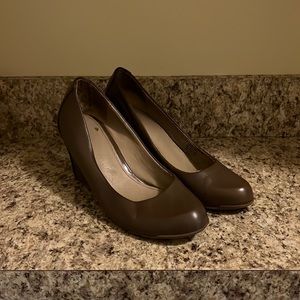Kenneth Cole Reaction Wedge Pump - Color: Putty - Size 7.5